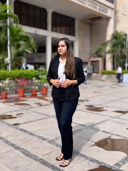 "Har sawaal ka jawaab kitabon mein nahi balki ek acche vakeel ke anubhav mein hota hai." The answer to every question is not in books, but in the experience of a good lawyer.