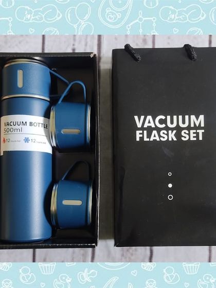Another vacuum flask set, this time in blue, also presented in a gift box with a carrying bag.