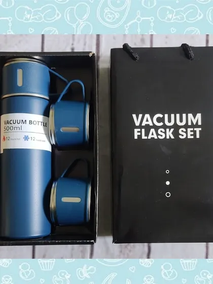 Another vacuum flask set, this time in blue, also presented in a gift box with a carrying bag.