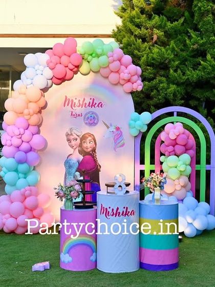 A wider view of the outdoor Frozen party decoration.