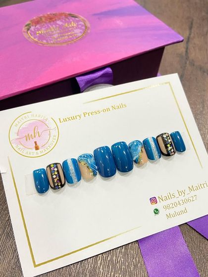 A closer look at a custom press-on set in a beautiful shade of blue. I've added rhinestone and marble accents for a touch of luxury.