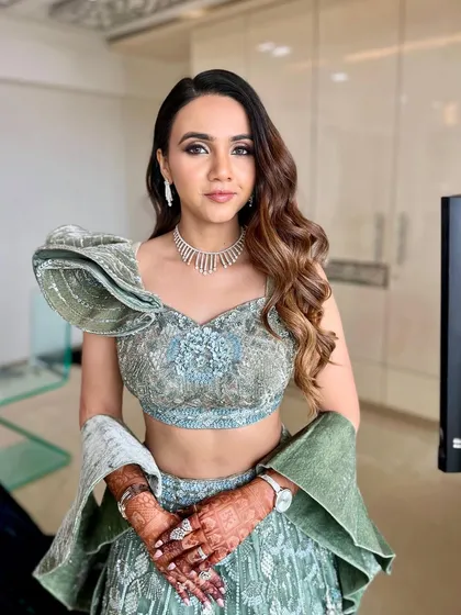 An unfiltered shot of this glamorous look. The smokey eye and contoured cheeks are perfectly balanced, creating a sophisticated and polished appearance.