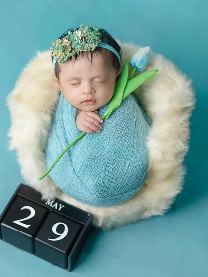 Announcing the arrival date with a blue tulip, this is a lovely way to personalize your newborn photos.