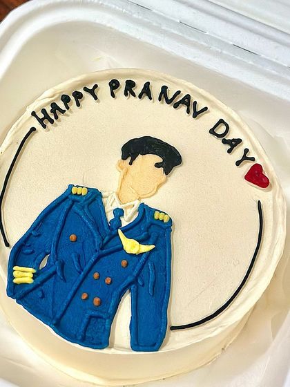 A bento cake featuring a detailed illustration of a pilot's uniform. This is a great way to celebrate a career milestone or a special achievement.