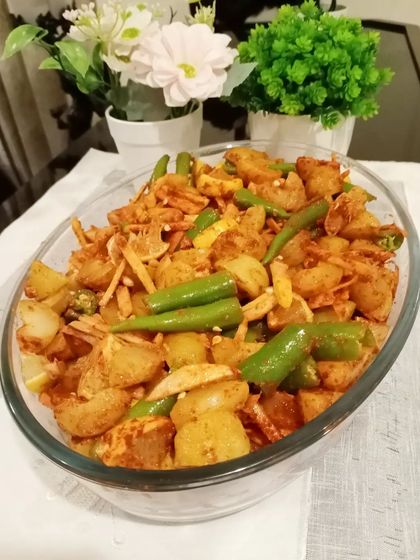 A beautifully presented bowl of our lemon and chilli mixed pickle. It looks as good as it tastes.