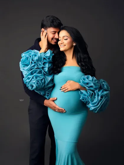This stunning couple looks so happy and in love. The vibrant blue of the mamma's gown contrasts beautifully with her partner's dark outfit.