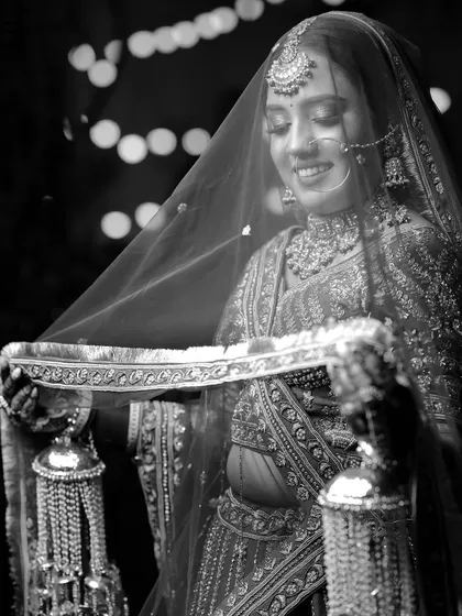Another timeless black and white version of the bride holding her 'kalire'.