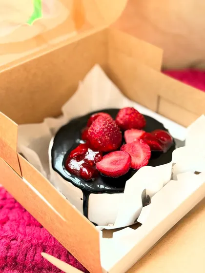 You can't go wrong with the classic combination of chocolate and strawberry. This delicious bento cake features a rich chocolate ganache drip over white frosting, topped with fresh, juicy strawberries and a sweet strawberry compote.