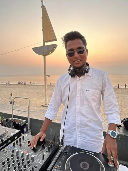 A perfect sundowner set at Juhu Beach. I love matching the music to the location, creating a chill yet celebratory vibe as the sun goes down for a destination wedding.