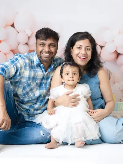 Celebrating one year of magic. This first birthday cakesmash session features a beautiful balloon backdrop to mark the special occasion.
