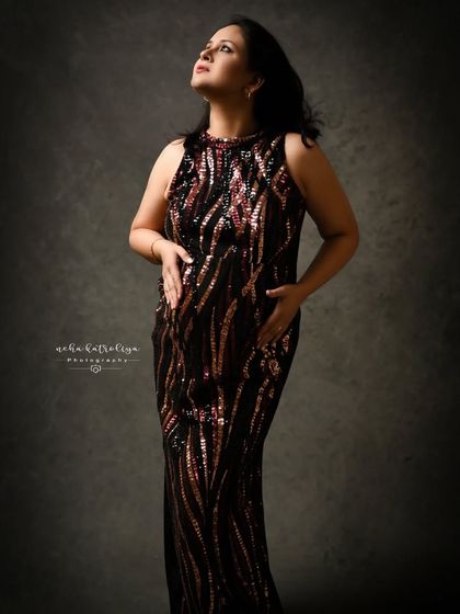 Looking upwards with a hopeful expression, this pose captures the dreams and anticipation for the new life to come.