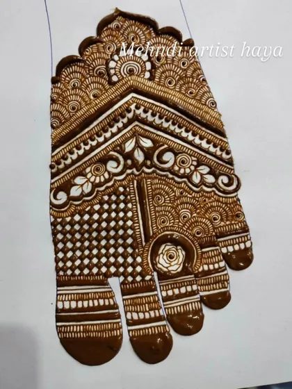 A full view of the geometric chevron foot design, a perfect example of a modern bridal style.