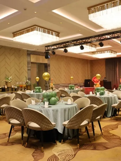 We believe in a complete themed experience. The guest tables were decorated with simple green balloon centerpieces to carry the jungle theme throughout the venue.