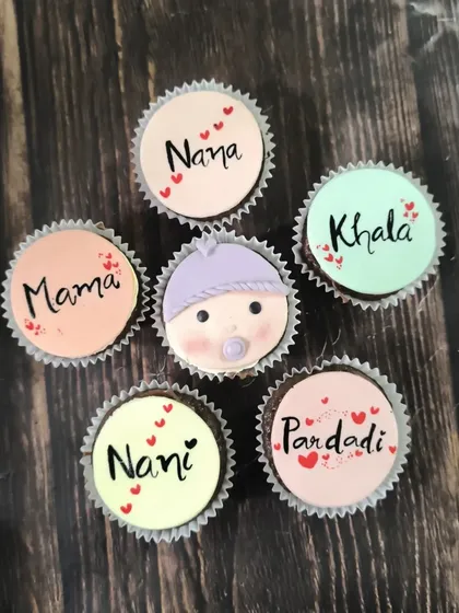 It was so heartwarming to make these pregnancy announcement cupcakes. The set includes a cute baby face and custom toppers for "Mama", "Nani", and "Khala" to share the happy news.
