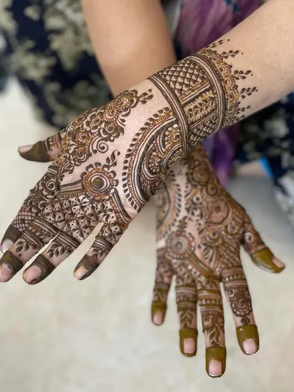 A beautiful party mehendi design from 2023. It covers the back of the hands with intricate patterns but leaves the arms free, making it elegant and comfortable to wear.
