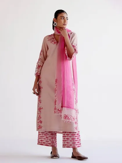 Light, breezy, and made for you. This model wears a lovely beige kurta with pink floral embroidery, paired with tie-dye pants and a matching pink dupatta.