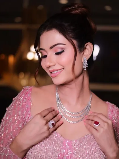 A beautiful shot capturing the shimmer on the eyes and the sparkle of the jewellery. This is a perfect look for a cocktail or reception.