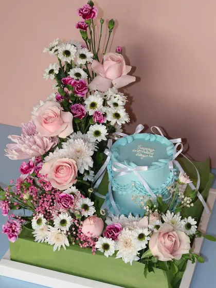 When cake meets flowers, magic happens. This mini cake hamper, with a blue vintage cake nestled in a fresh floral arrangement, is a perfect gift for Mother's Day or Women's Day.