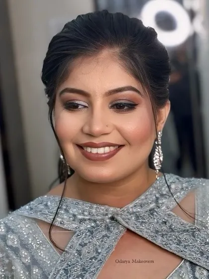 A beautiful smile from this bride-to-be at her reception. The bronzy, glamorous makeup complements her grey outfit perfectly, creating a modern and chic party look.
