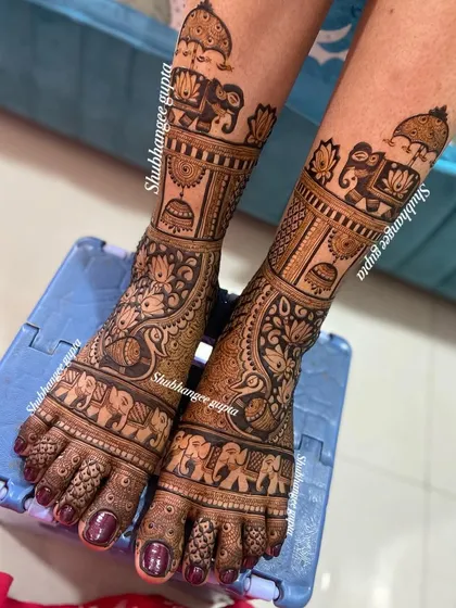 For the bride who wants it all, this is a heavy bridal foot design. It's packed with details, including elephants, palace architecture, and peacocks, covering the feet in stunning patterns.