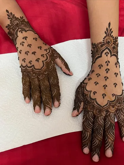 A beautiful design for Eid, featuring delicate leafy trails and a scalloped border. The negative space in the center makes the pattern stand out.