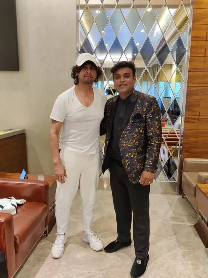 It was a fantastic experience performing for the one and only Sonu Nigam at the Adani Lounge. Even he was left trying to figure out the tricks!