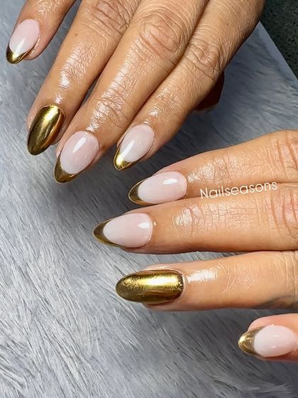 The almond shape of these nails perfectly complements the luxurious gold chrome finish.