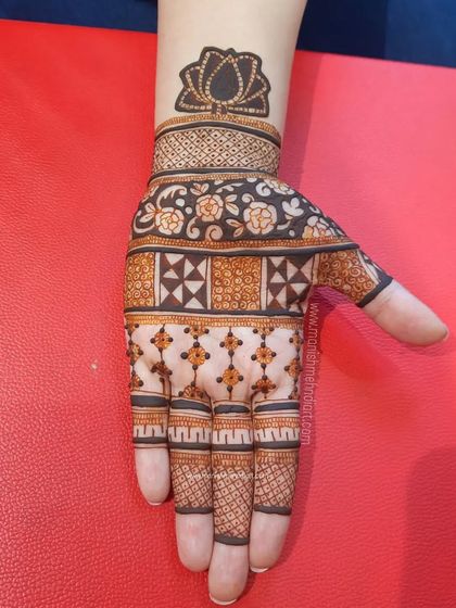 Intricate Bridal Mehndi photo 24