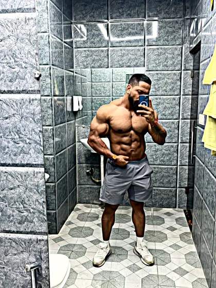 Checking the progress. This is the result of discipline, not just in the gym but in the kitchen too. I guide my clients on how to achieve this chiselled look with a sustainable nutrition plan.