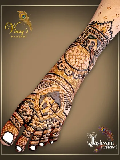 A single-foot view of a bridal design, showcasing a beautiful elephant motif and intricate patterns that wrap around the foot.