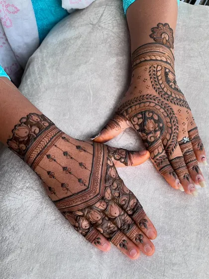 A clearer view of the contemporary sider mehendi, showing the contrast between the filled patterns and the open spaces.