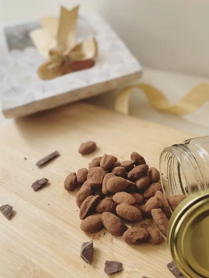 Another look at our delicious choco almonds, a crowd-pleasing favorite in our festive Rakhi hampers.