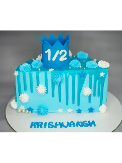 A lovely blue drip cake for a six-month birthday. This fresh pineapple cake was a last-minute order, but I always try my best to accommodate special requests.