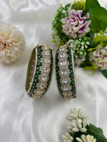 A still image of the 'Sitara' green kundan bangles.