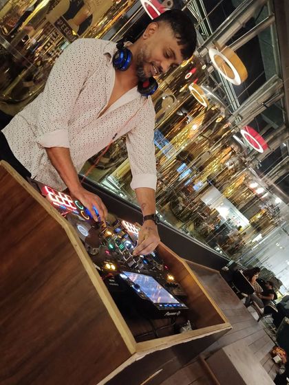 Shawn - Event DJ & VJ Services Electrifying Club Nights photo 14