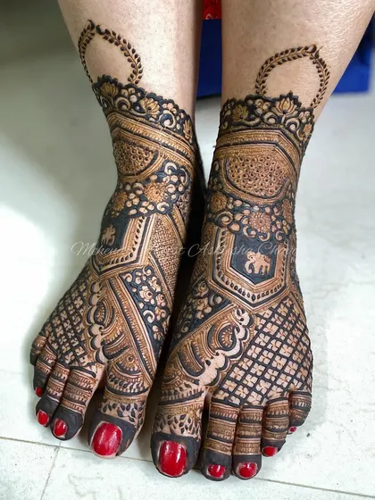A stunning bridal feet design with elephant motifs. The intricate patterns and negative space create a beautiful and balanced composition.
