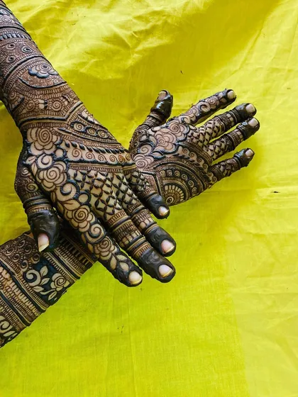 The back of the hands deserves just as much attention. This design features beautiful swirling floral vines and delicate netting, creating a graceful look that extends up the arm.