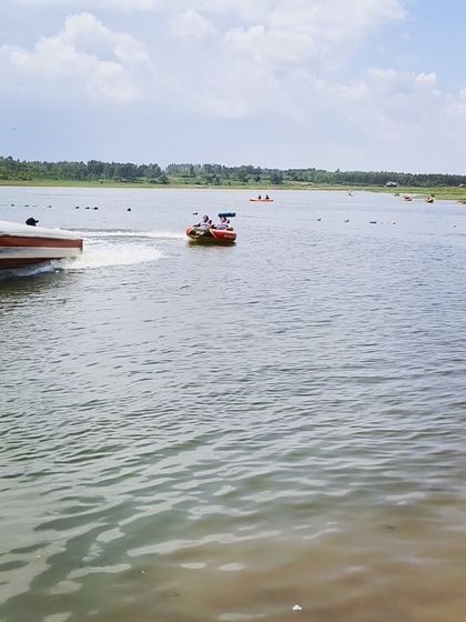 The excitement of a speedboat ride at Yagachi. This is one of the thrilling water sports activities we include in our Chikmagalur itinerary.