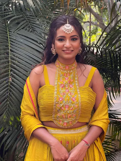 A full view of this elegant mehendi look.