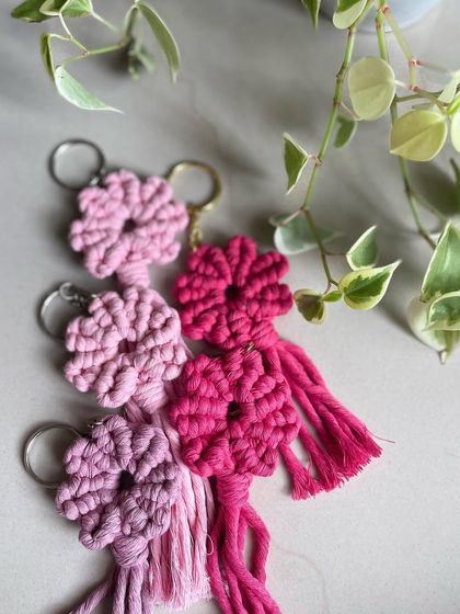 More flower keychains in shades of pink. These are perfect for Women's Day gifts or as party favors.
