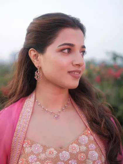 A no-drama, soft-glam bride who loved keeping things minimal. Her makeup was soft and fresh with hints of pink and soft browns to match her personality and her love for the color pink.