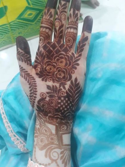 A heavy design with a focus on rose motifs and leafy patterns, with fully covered fingertips.