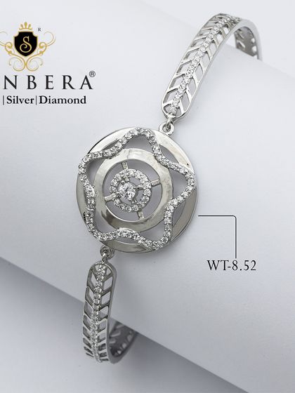 This silver bracelet showcases a modern, circular charm with a spiral design. At 8.52 grams, it's a masterpiece that shines as bright as your personality.