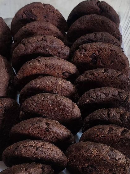 Another look at my sugar-free wholewheat cookies. Their rich, dark chocolate flavor comes from high-quality cocoa and jaggery, with no refined sugar at all.