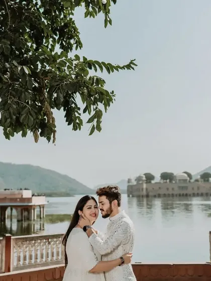 An intimate embrace with the beautiful scenery of Jaipur's Man Sagar Lake. We focus on these close, personal moments that make your pre-wedding story unique.