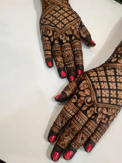 A full view of the checkered bridal design, a classic yet complex style you will master.