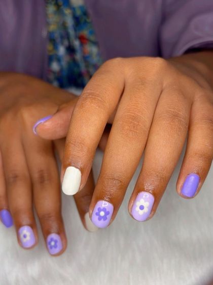 Hello floral nails! A cute purple and white manicure with simple flower art.