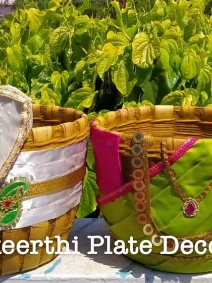 This Uppukudai pair features a lovely green and pink combination, with intricate jewellery details on the bride basket.