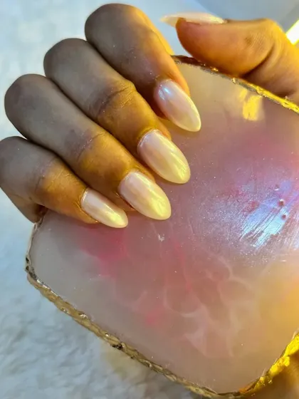 The famous Hailey Bieber glazed donut nails. I use a special chrome powder over a neutral base to get this iconic, pearly, and reflective finish.