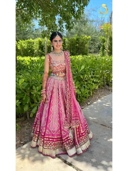 A full-length shot of my Mehendi bride, her mirror braid completing the look perfectly.